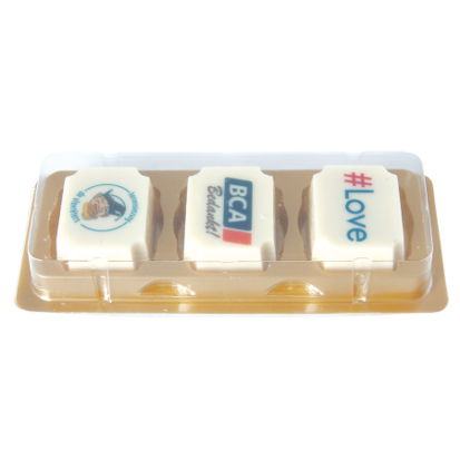 Logobonbon van witte chocolade met hazelnoot praline, rechthoekig of rond, met opdruk tot in full colour, per 3 stuks verpakt sample